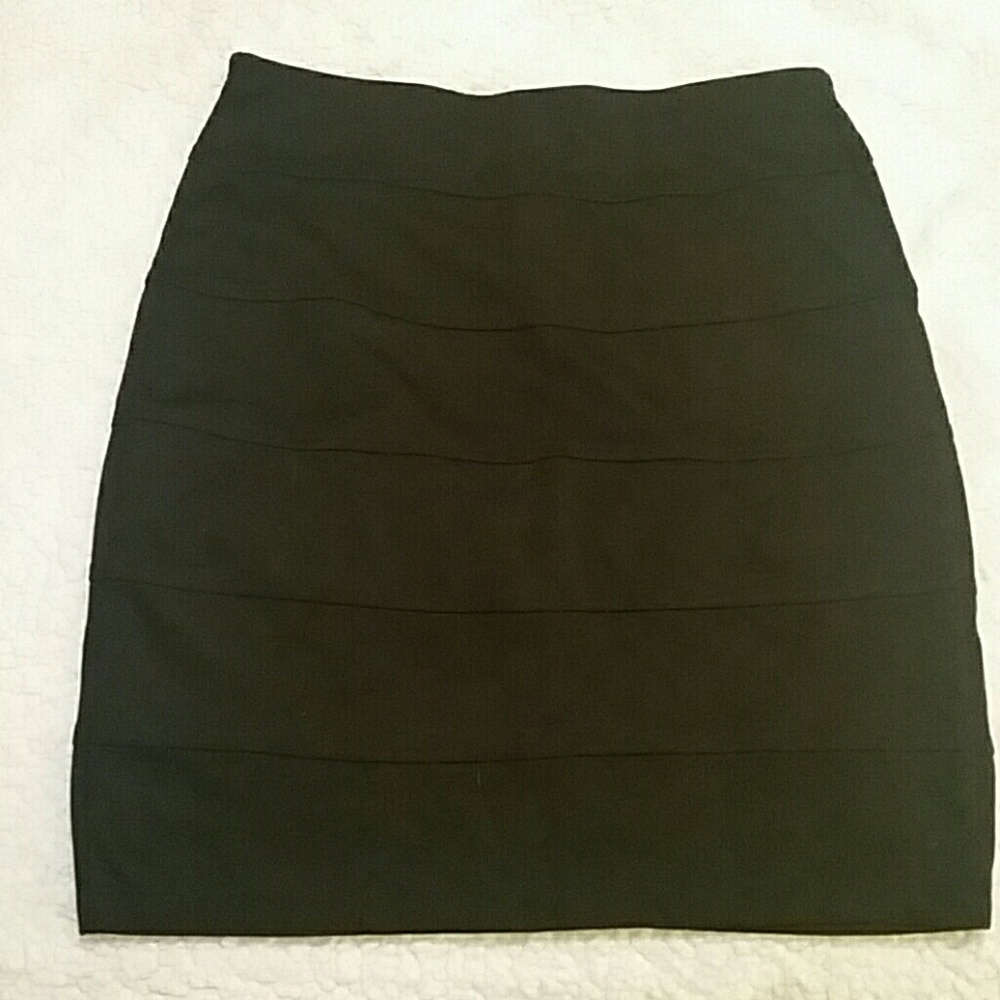 Basic House black bandage skirt size medium